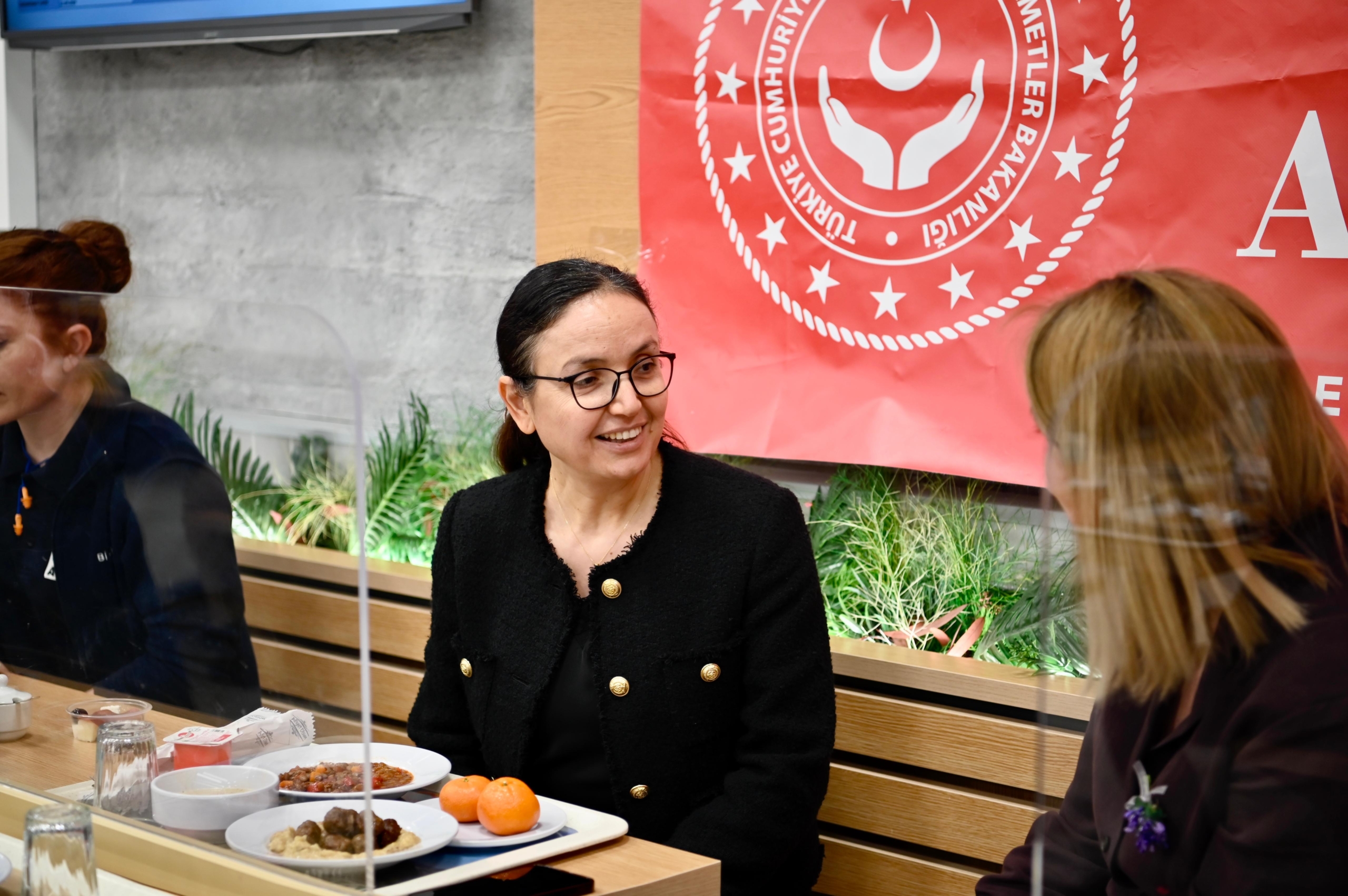 Yalova Valisi Dr. Hülya Kaya, 8 Mart Dünya Kadınlar Günü Dolayısıyla Kadın Emekçilerle Buluştu