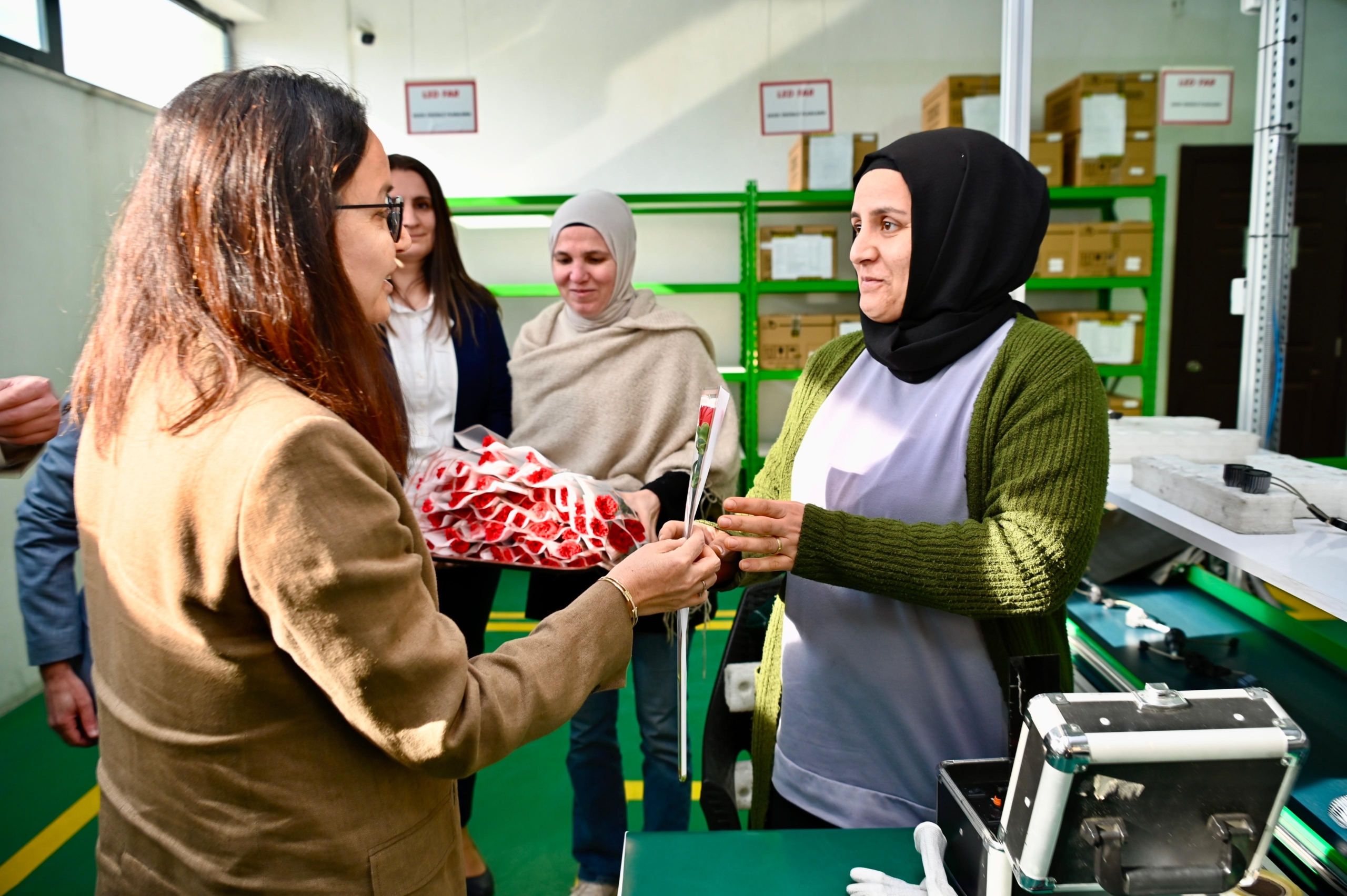 Yalova Valisi Dr. Hülya Kaya, 8 Mart Dünya Kadınlar Günü Dolayısıyla Kadın Emekçilerle Buluştu